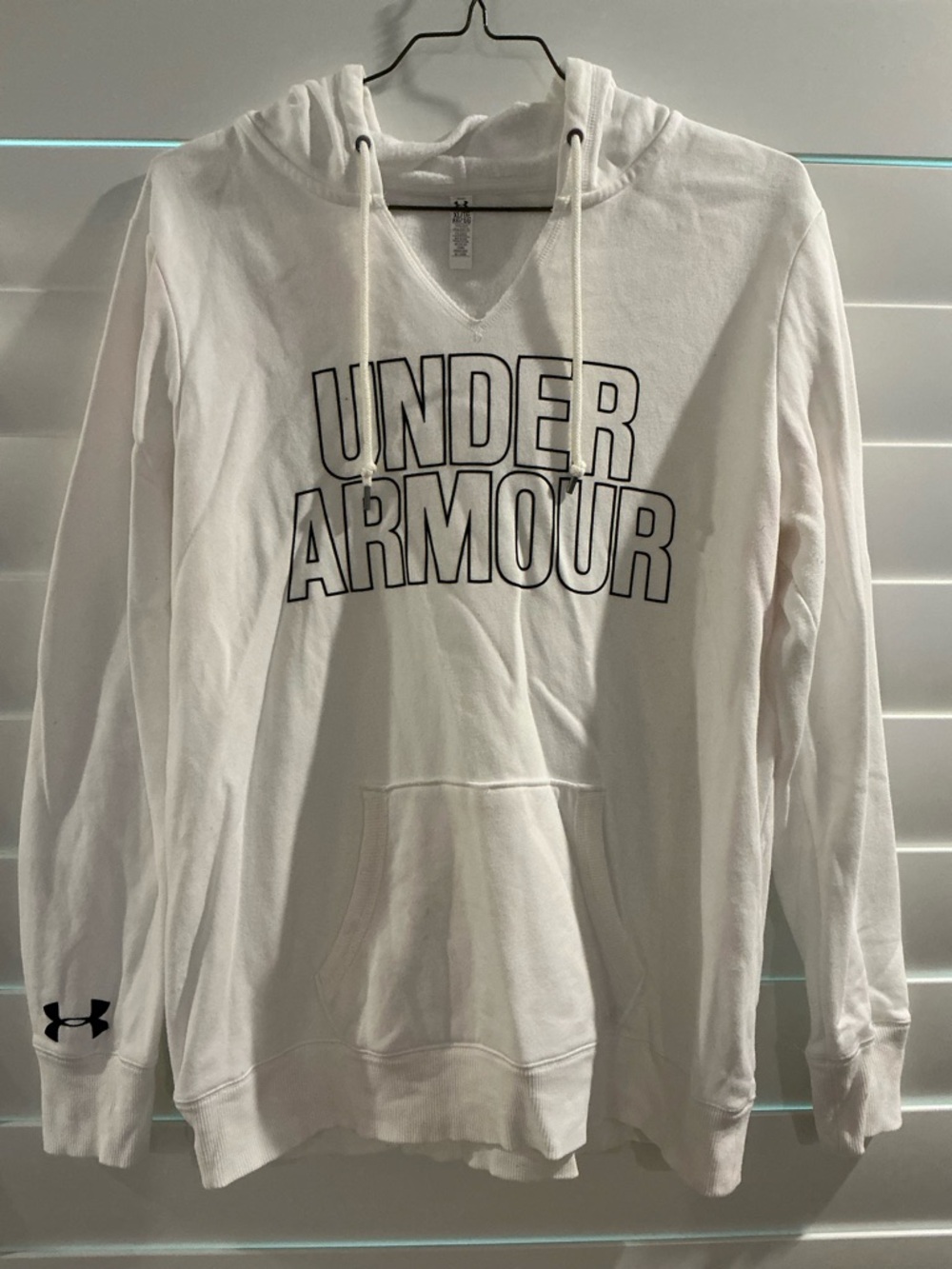 EUC - Women’s Under Armour White Pullover Hoodie with Black Logo - Size XL